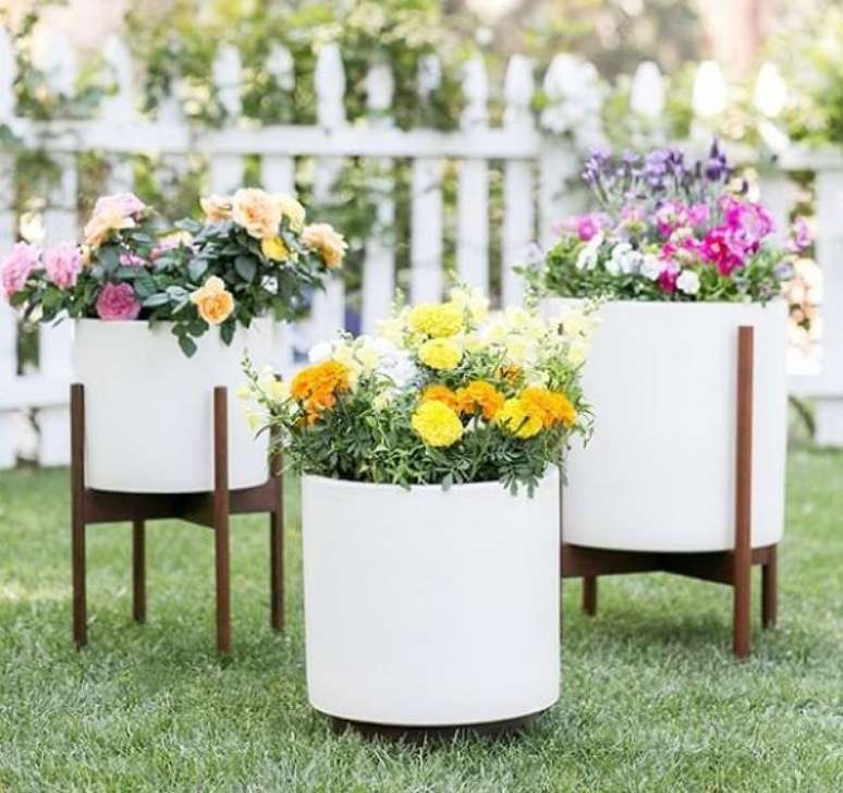30. Os vasos em tamanhos distintos podem formar lindos enfeites para jardim. Fonte: Pinterest