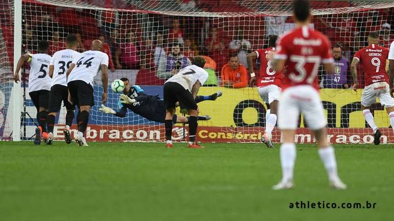 Momento em que Santos faz a defesa na cobrança de pênalti de Paolo Guerrero (Foto: Athletico-PR/Divulgação)