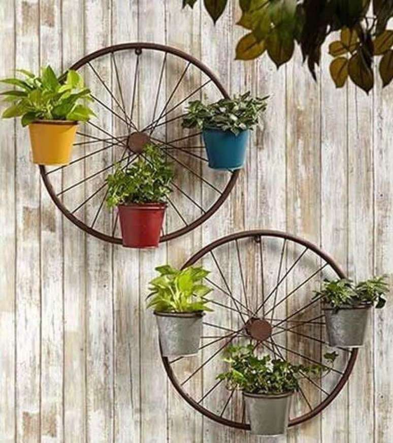 31. Com muita criatividade e imaginação é possível criar lindos enfeites para jardim. Fonte: Pinterest