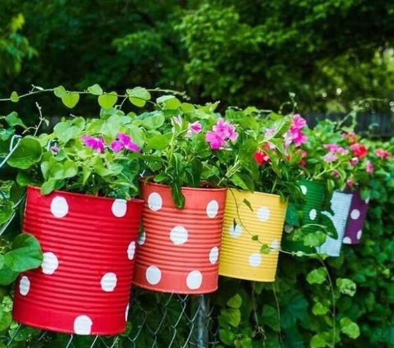 36. Latinhas coloridas podem ser utilizadas como enfeites para jardim. Fonte: Pinterest