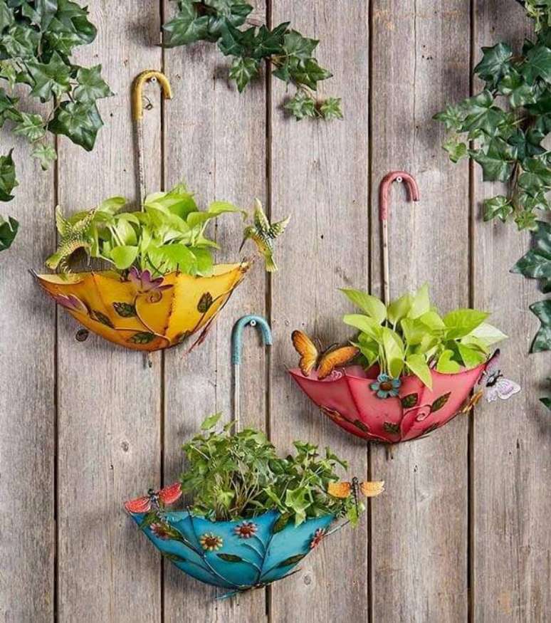 38. Estruture um jardim vertical criativo com guarda-chuva e forme lindos enfeites para jardim. Fonte: Pinterest