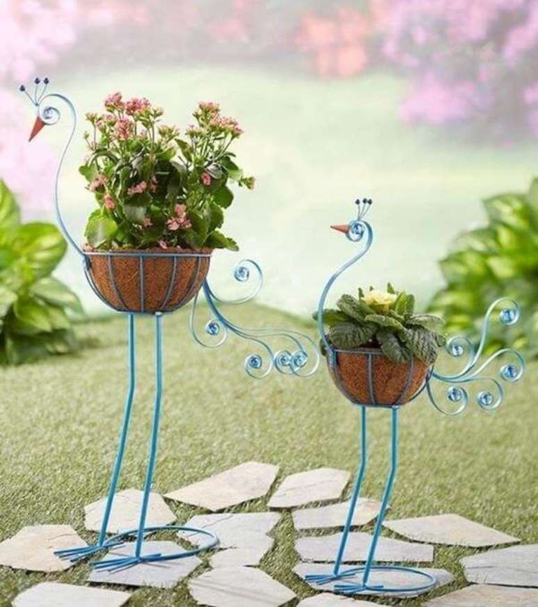 40. Estruturas metálicas criativas formam lindos enfeites para jardim. Fonte: Pinterest