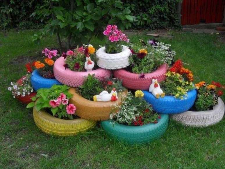 66. Separe os pneus, pinte-os e transforme-os em lindos enfeites para jardim. Fonte: Pinterest