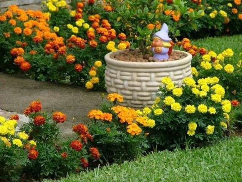 42. Enfeites para jardim pequeninos encantam os olhos de quem passa pelo local. Fonte: Pinterest