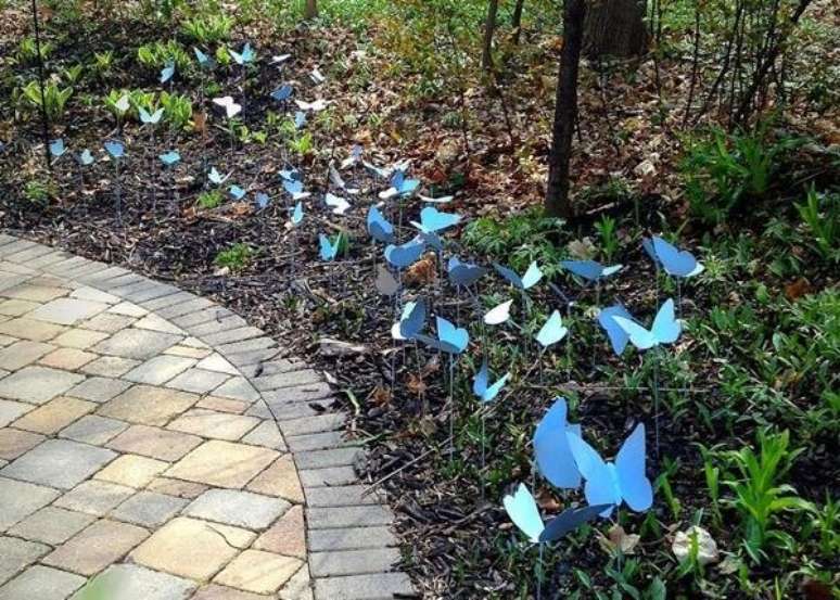 34. As borboletas dispersas na vegetação podem compor lindos enfeites para jardim. Fonte: Pinterest