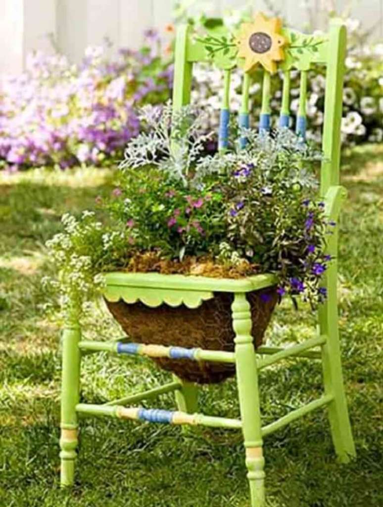 76. Crie enfeites para jardim reutilizando cadeiras da casa. Fonte: Pinterest
