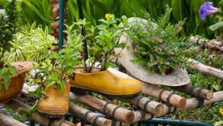 79. Enfeites para jardim feitos com sapato e chapéu. Fonte: Pinterest
