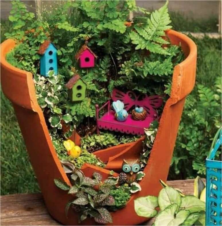 48. Vasos quebrados podem ser reaproveitados e formam lindos enfeites para jardim. Fonte: Pinterest