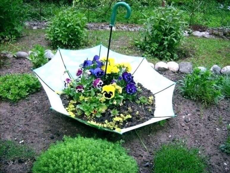 53. Reaproveite a estrutura do guarda-chuva e crie lindos enfeites para jardim. Fonte: Pinterest