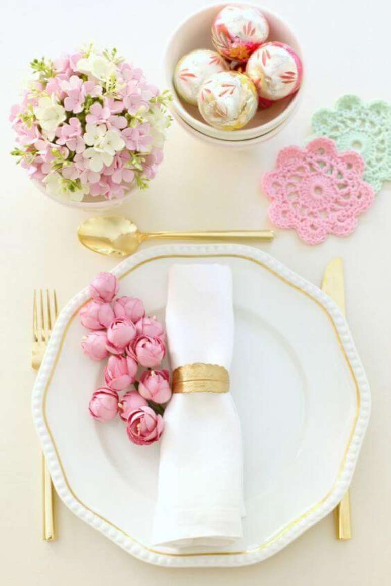 32. Guardanapo de tecido simples e lindo com flores rosa na mesa – Por: Casamenteiras