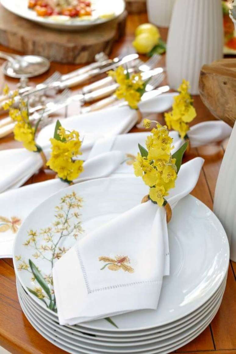 1. Guardanapo de tecido branco e bordado com flores amarelas no anel – Por: Vamos Receber