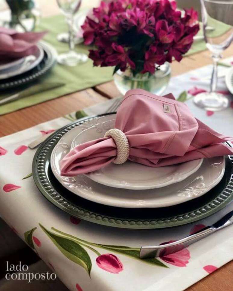 9. Anel para guardanapo de tecido rosa feito de pérolas – Por: Lado Composto