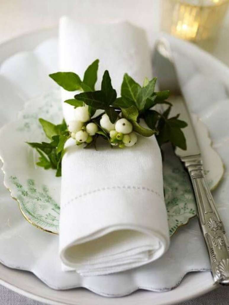 12. Guardanapo de tecido branco com anel de plantas – Por: Tumblr