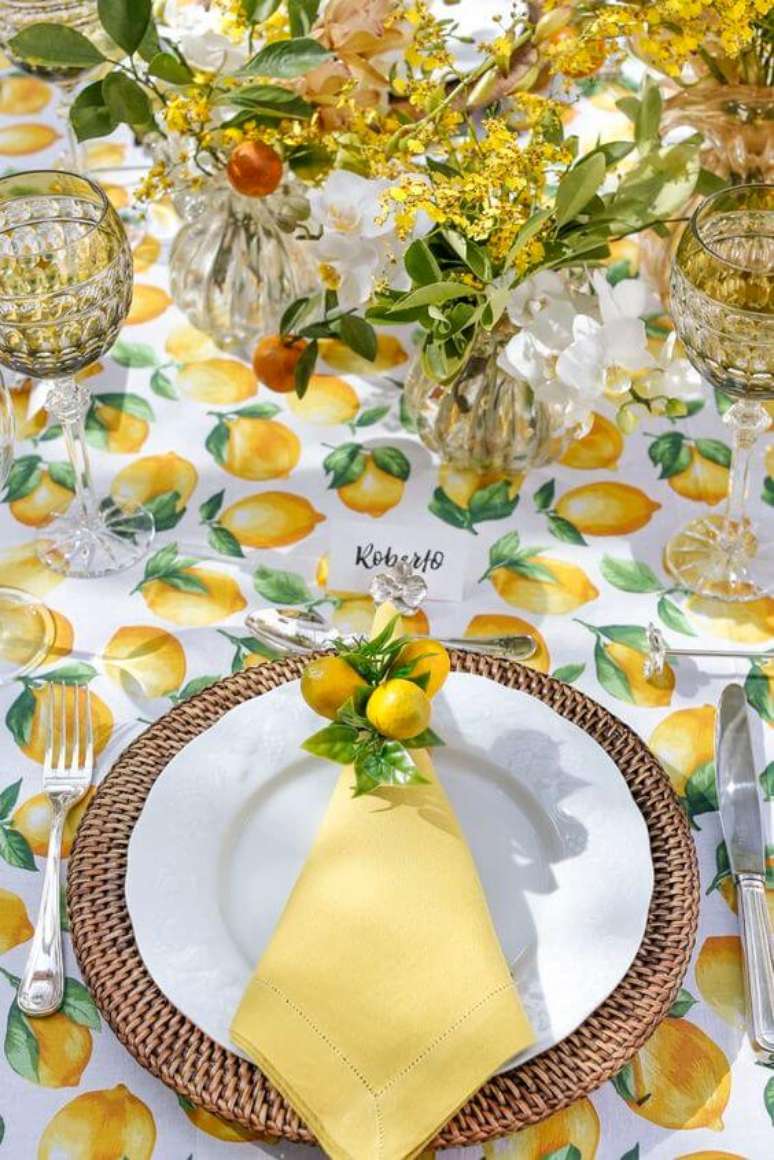 8. Guardanapo de tecido para festa tropical decorada com limão siciliano – Por: Vamos Receber!