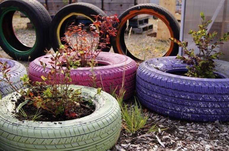 7. Enfeites para jardim feito com pneus coloridos. Fonte: Pinterest