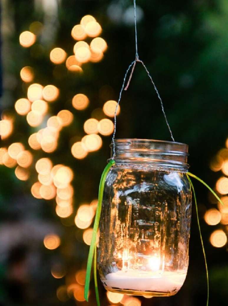 56. Lanternas iluminadas podem formar lindos enfeites para jardim. Fonte: O Meu Jardim