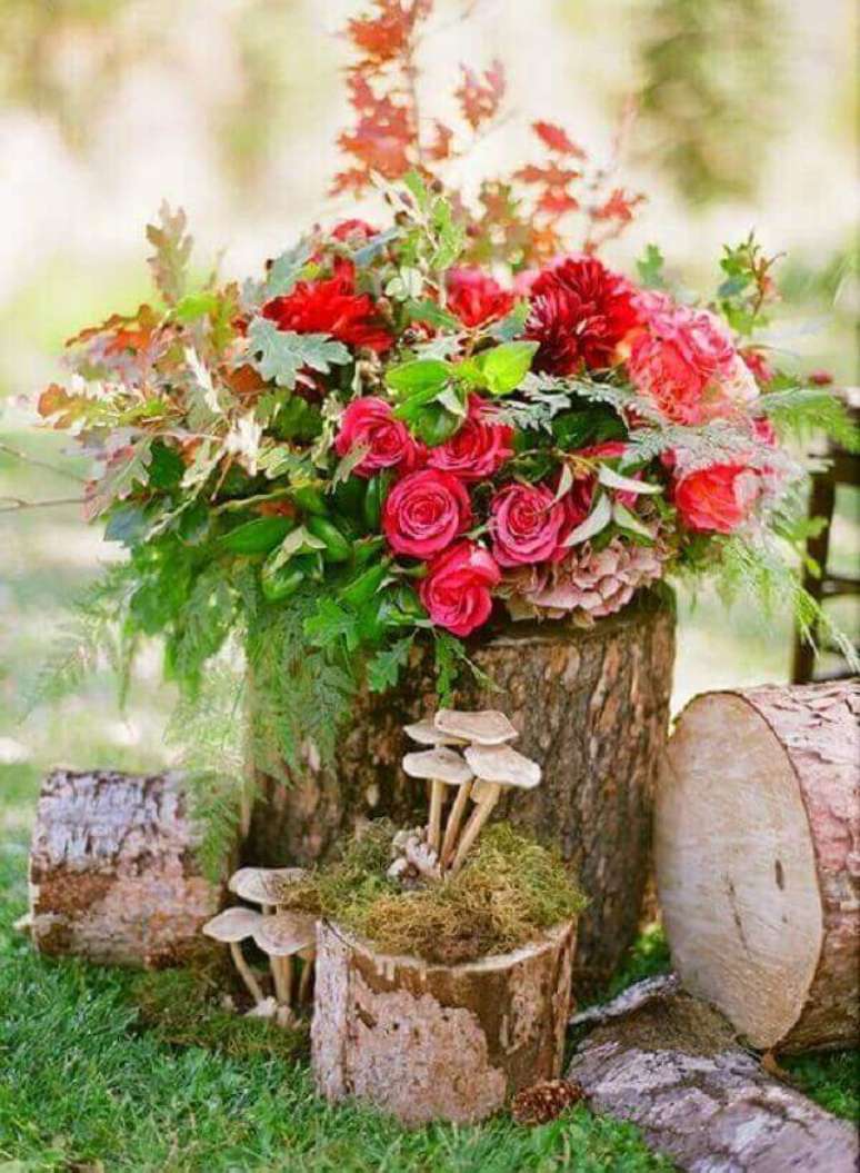 61. Troncos de &aacute;rvore podem formar lindos enfeites para jardim. Fonte: Pinterest
