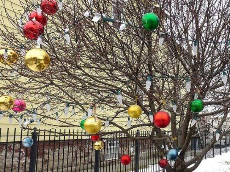 5. Pendure bolas coloridas nas árvores e forme lindos enfeites de natal para jardim. Fonte: O Meu Jardim