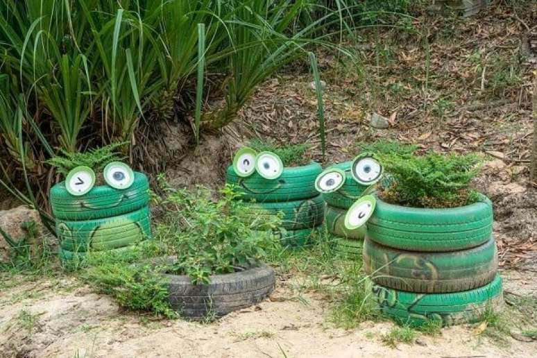 63. Enfeites para jardim feitos com pneus formam a carinha de sapo. Fonte: Pinterest