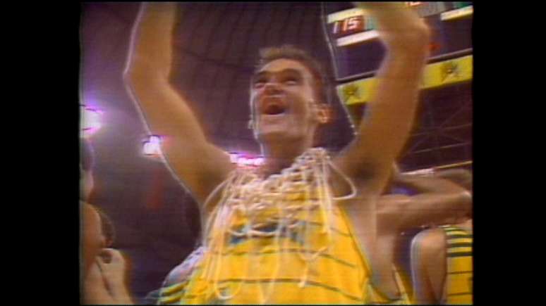 Al&eacute;m de chorar muito, Oscar arrancou a rede da cesta e pendurou no seu pesco&ccedil;o para comemorar