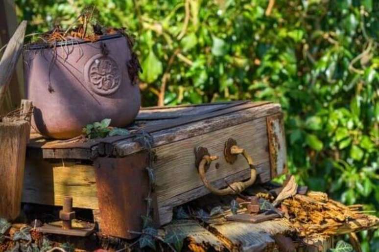 68. Enfeites para jardim que seguem o estilo r&uacute;stico. Fonte: Pinterest