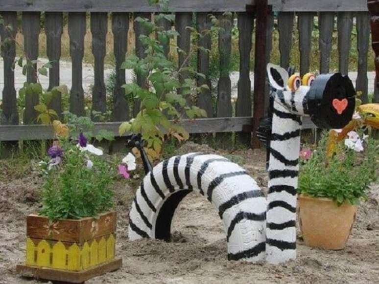 69. Enfeites para jardim feitos com pneus formam a imagem de uma zebra. Fonte: Pinterest