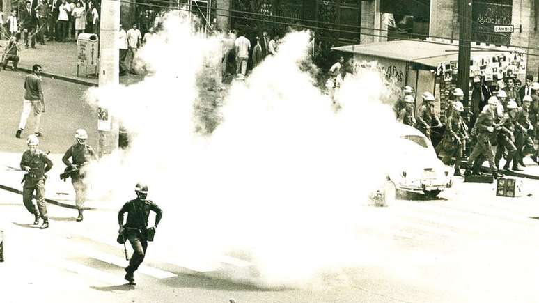 PM reprime confronto entre estudantes da USP e Mackenzie na região central de São Paulo, em 1968