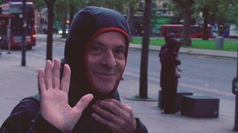 'N&atilde;o &eacute; meu h&aacute;bito ficar com tanta roupa em cima', diz, durante o outono em Londres.