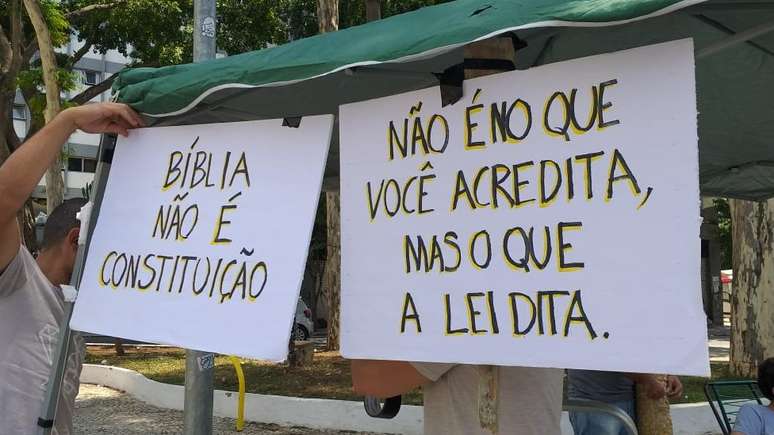 Pessoas se juntaram para ir &agrave; pra&ccedil;a defender os direitos das mulheres