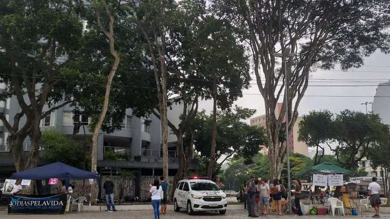 Quando os religiosos chegaram, os PMs estacionaram o carro entre as duas barracas