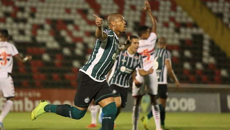 Rodrigão marcou o gol da vitória do Coritiba 