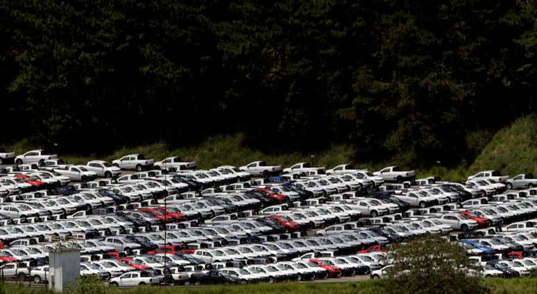 Veículos recém-fabricados em estacionamento de fábrica em São Bernardo do Campo, SP
05/01/2017
REUTERS/Paulo Whitaker 