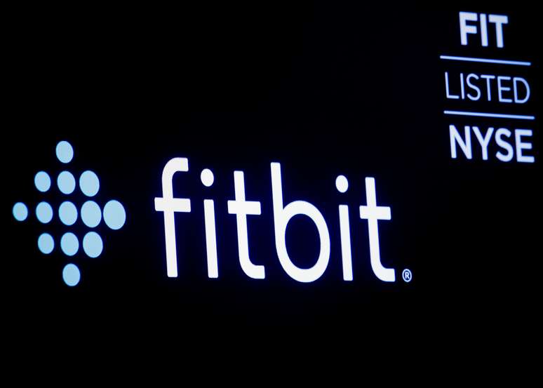 Logoti po da Fitbit mostrado na Bolsa de Valors de Nova York. 28/10/2019. REUTERS/Brendan McDermid