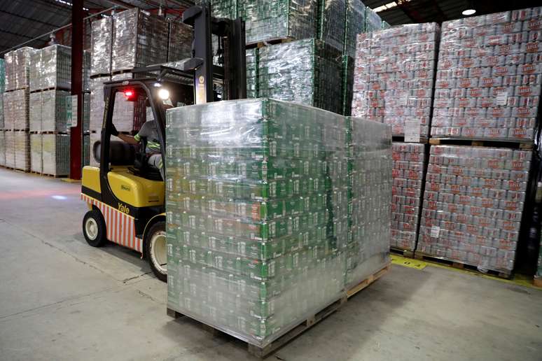 Operador transporta fardos da cerveja Heineken na f&aacute;brica da empresa em Jacare&iacute; (SP) 
12/06/2018
REUTERS/Paulo Whitaker