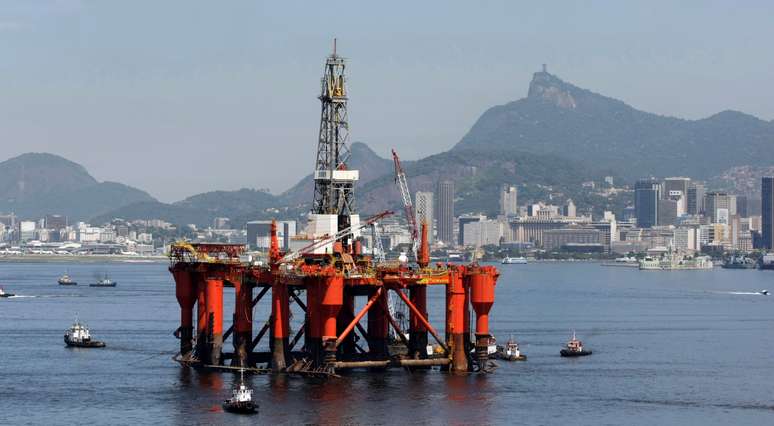 Plataforma de petróleo da Petrobras na baía de Guanabara, no Rio de Janeiro
26/03/2010
REUTERS/Bruno Domingos