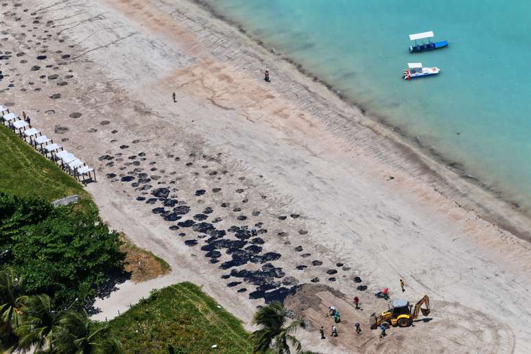 Manchas de óleo em areia de praia de Maragogi, em Alagoas
17/10/2019
REUTERS/Diego Nigro