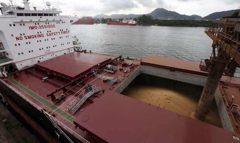 Navio é carregado com soja para exportação no porto de Santos (SP) 
27/03/2013
REUTERS/Paulo Whitaker