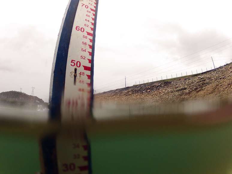 Marcador de nível d'água na usina hidrelétrica de Furnas, em São José da Barra (MG) 
14/01/2013
REUTERS/Paulo Whitaker