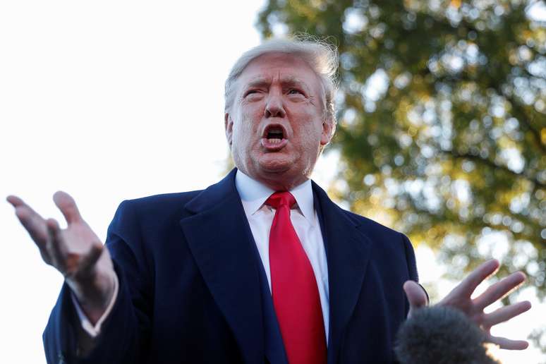 O presidente dos EUA, Donald Trump, fala com repórteres ao partir para viajar para Tupelo, Mississippi, no gramado sul da Casa Branca em Washington, EUA. 01/11/2019. REUTERS/Tom Brenner