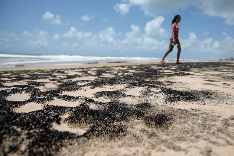 Mancha de petróleo na praia de Sítio do Conde, na Bahia
12/10/2019 REUTERS/Adriano Machado
