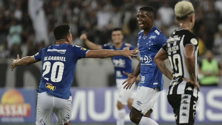 Cacá comemora gol que abriu placar no Nilton Santos (Foto: Marcello Dias/Light Press/Cruzeiro)