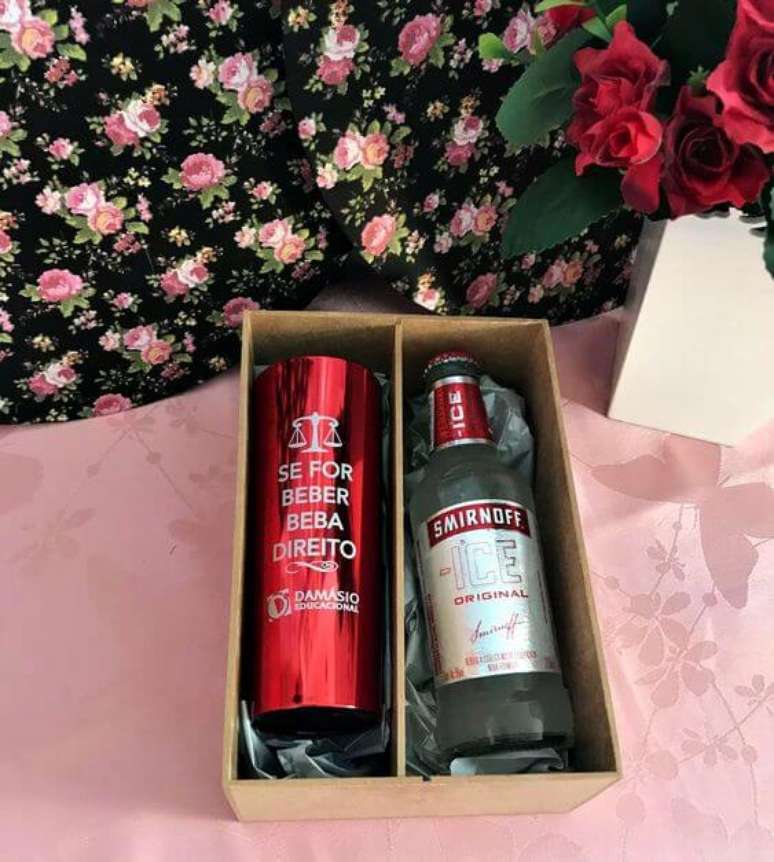 4. Lembrancinhas de formatura de direito com smirnoff ice &ndash; Por: Elaine Gaspereto