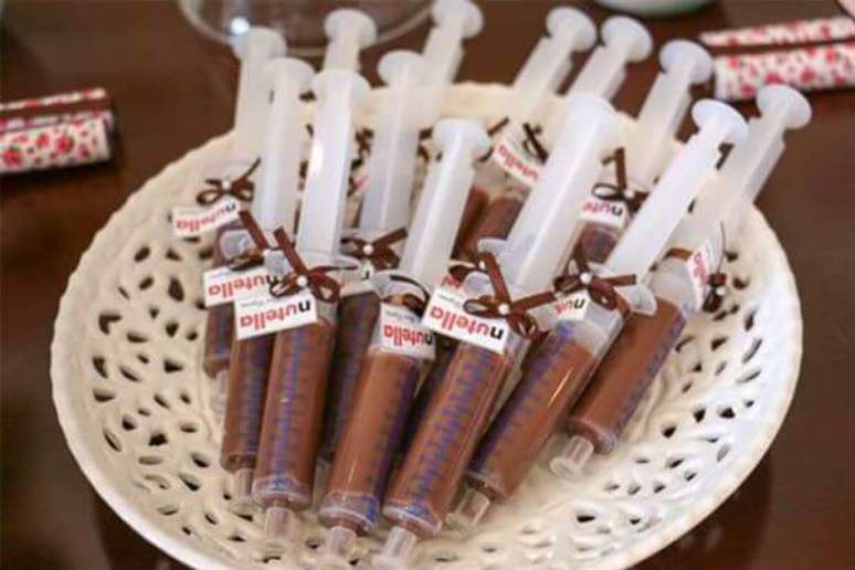 17. Lembrancinhas de formatura de enfermagem de nutella – Por: Pinterest