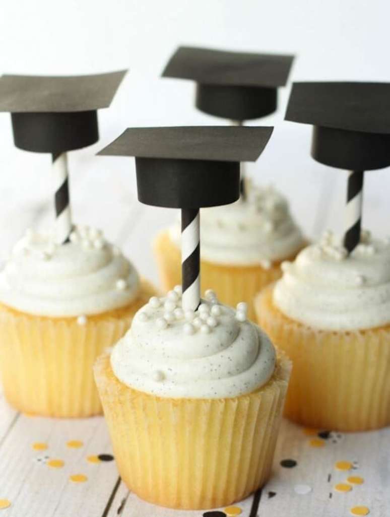26. Cupcake personalizado para entregar de lembrancinhas de formatura &ndash; Por: Pinterest