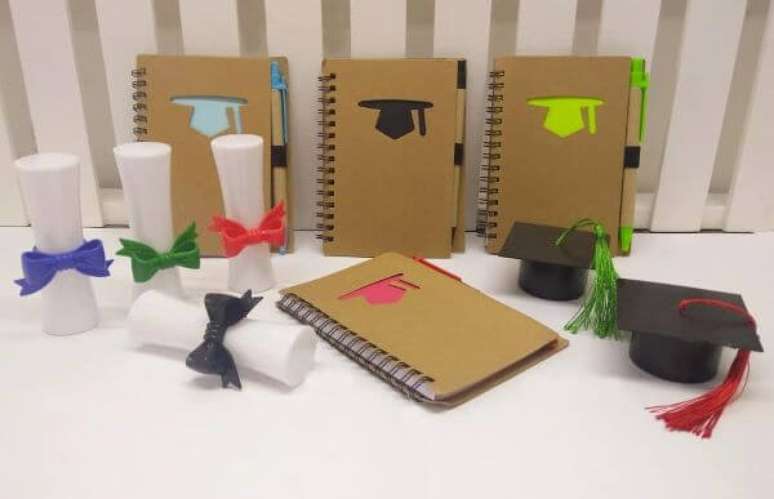 31. Caderno personalizado com lembrancinhas de formatura ensino médio – Por: Pinterest