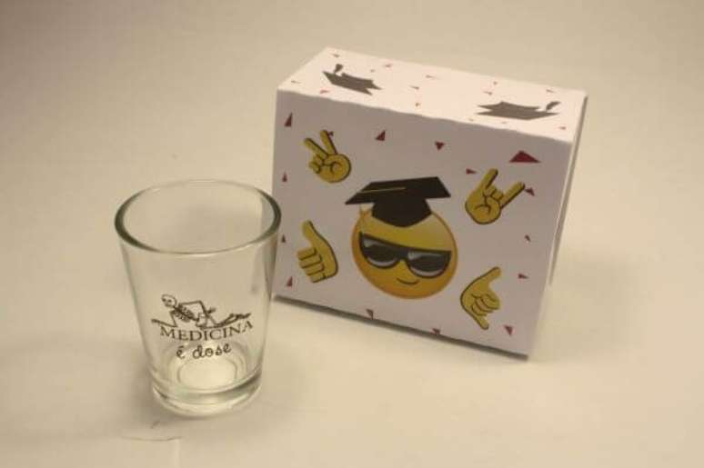 39. Copo de dose personalizado de lembrancinhas de formatura &ndash; Por: Pinterest