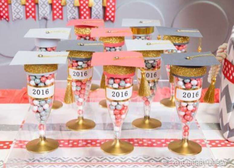 45. Taças personalizadas para usar na decoração da festa de formatura – Por: Society