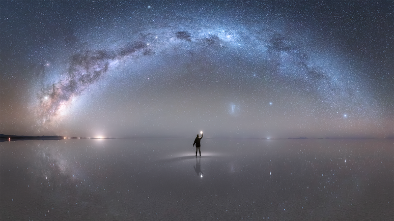 A Nasa elegeu como "foto astronômica do dia", em 22 de outubro, esta imagem da Via Láctea capturada por Jheison Huerta no Salar de Uyuni, na Bolívia