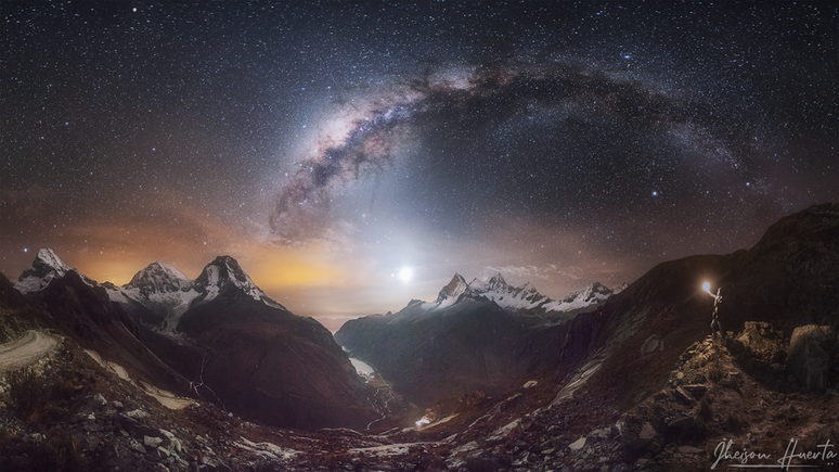 As montanhas cobertas de neve de Huascarán e Huandoy, na Cordilheira Branca, no Peru.