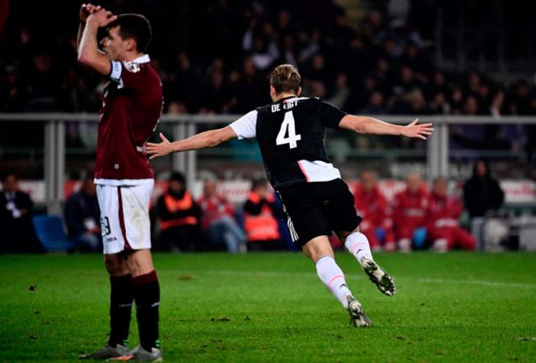 De Ligt comemora gol da vitória da líder Juventus no Campeonato Italiano (Foto: MARCO BERTORELLO / AFP)